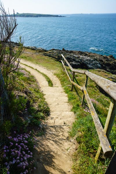 Chemin côtier bord de mer