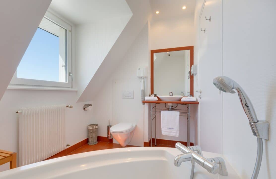 Salle de bain avec bainoire vue mer